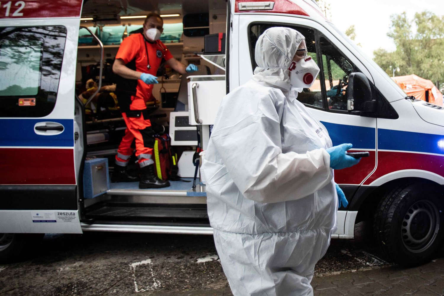 O 396 nowych przypadkach zakażenia koronawirusem poinformował 15 czerwca rano resort zdrowia. Liczba nowych zakażonych koronawirusem rośnie w porównaniu do niedzieli. Połowa nowych przypadków jest na Śląsku. Oto poranny komunikat 15 czerwca.