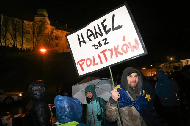 W Krakowie starli się zwolennicy Kaczyńskiego i przeciwnicy upolityczniania Wawelu.