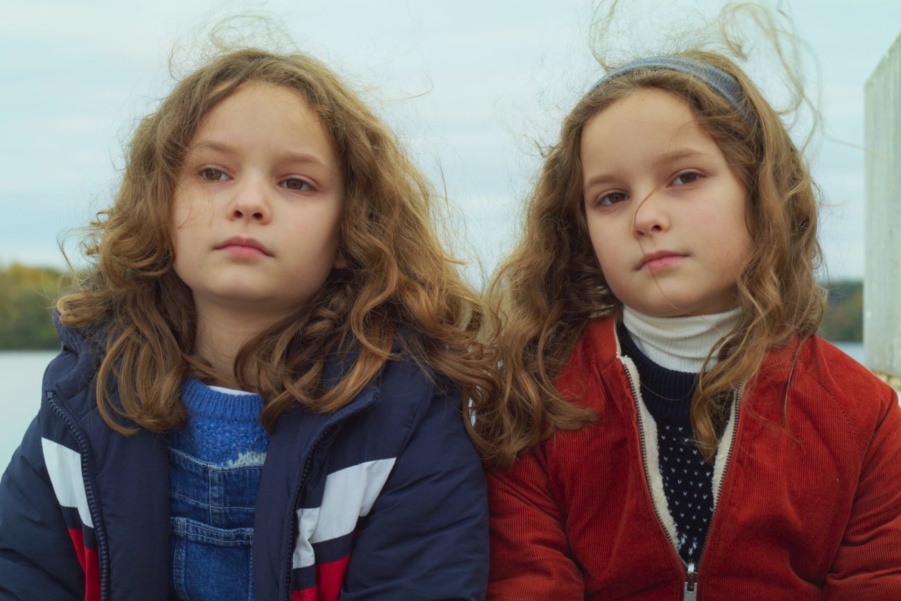 "Mała mama" [RECENZJA]. Film reżyserki dramatu "Portret kobiety w ogniu".