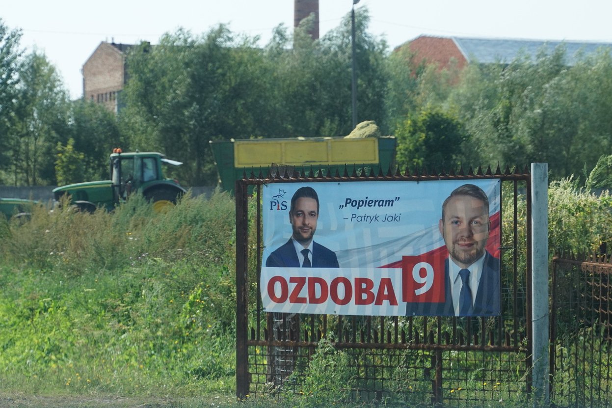 Plakaty Jacka Ozdoby, który startuje z list PiS, na północ od Warszawy są wszędzie.