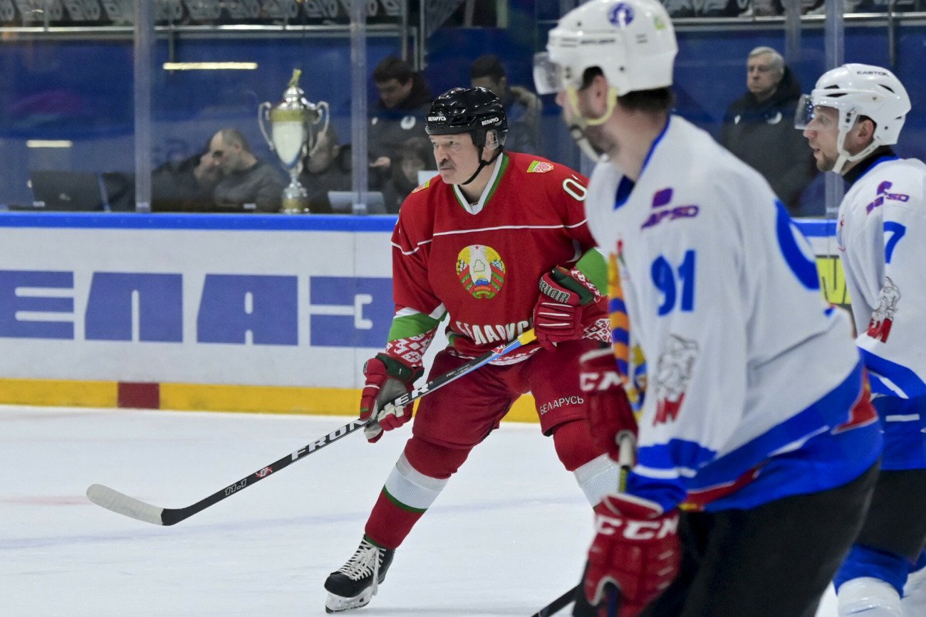 Alaksandr Łukaszenka w trakcie meczu hokejowego turnieju Prezydenckiego Klubu Sportowego.