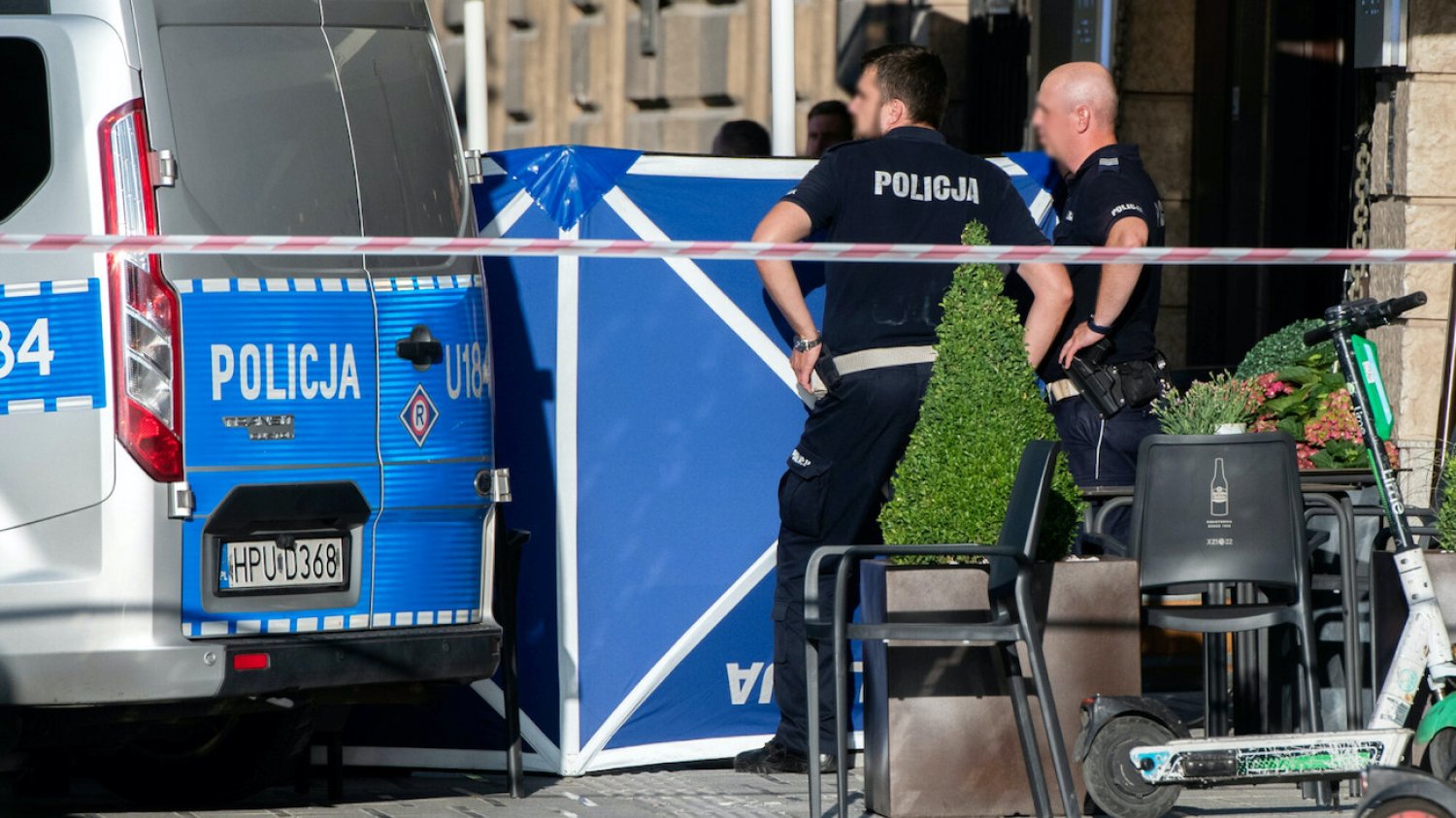 Policjanci na miejscu zbrodni w Poznaniu.