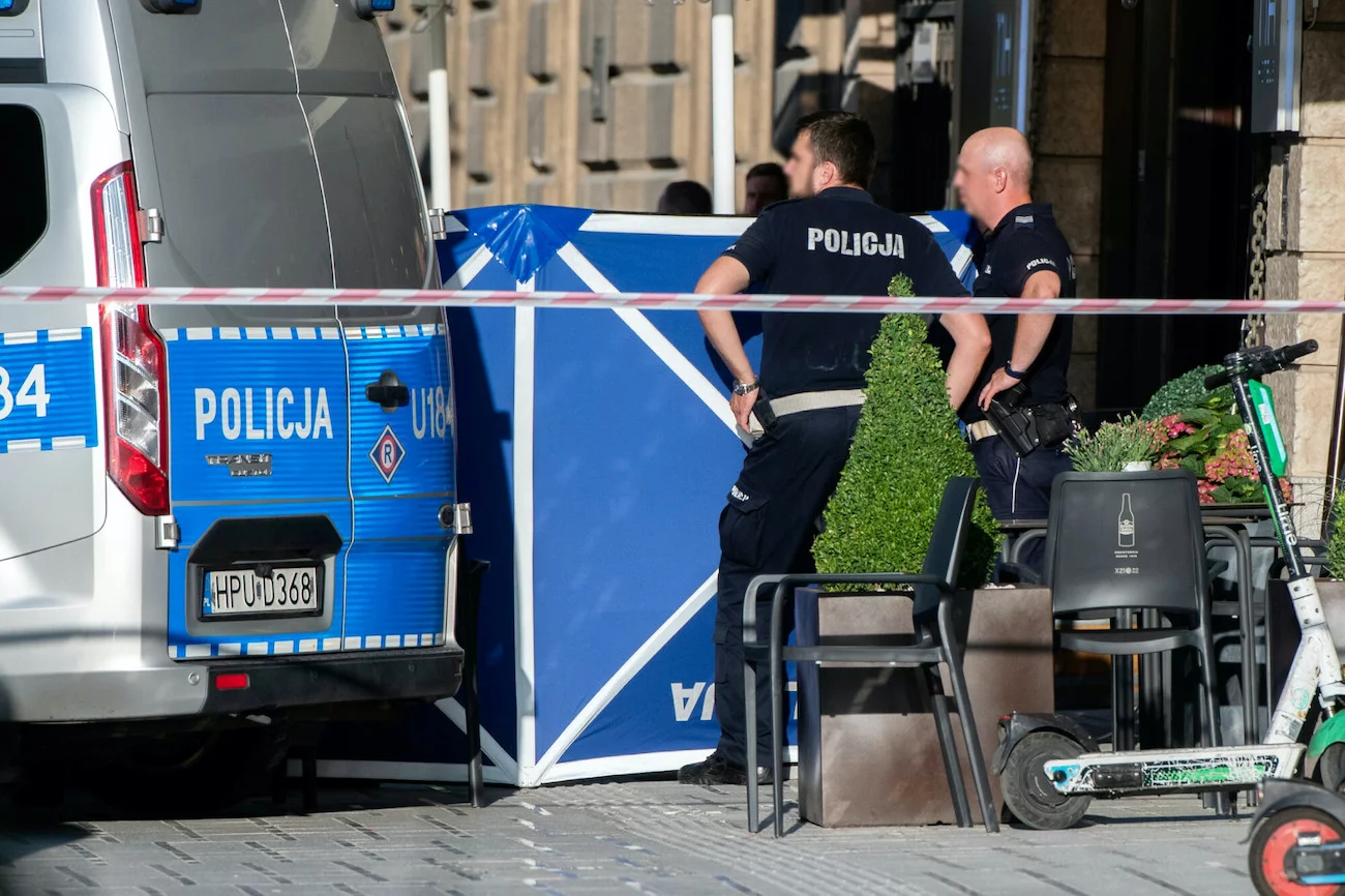 Policjanci na miejscu zbrodni w Poznaniu.