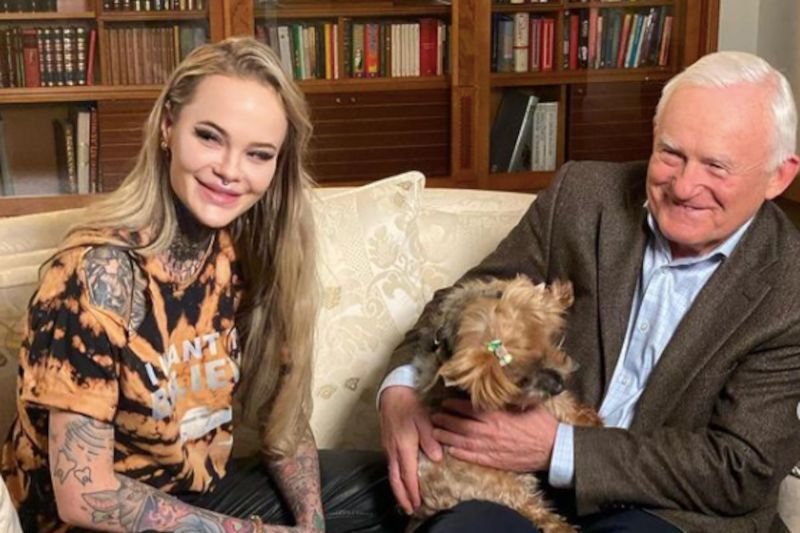 Leszek Miller pochwalił się zdjęciami z wnuczką z okazji dnia dziadka