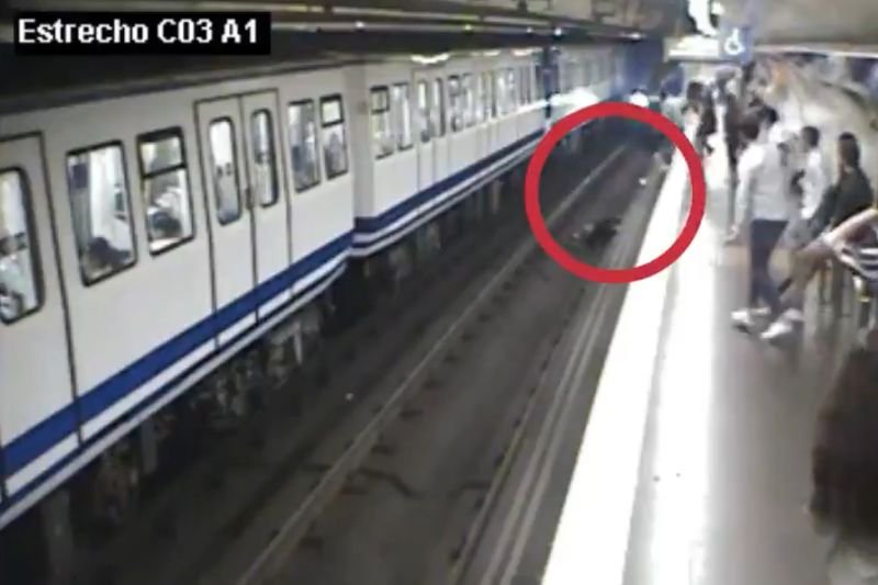 Madryckie metro przestrzega o uważnym korzystaniu ze smartfonów.