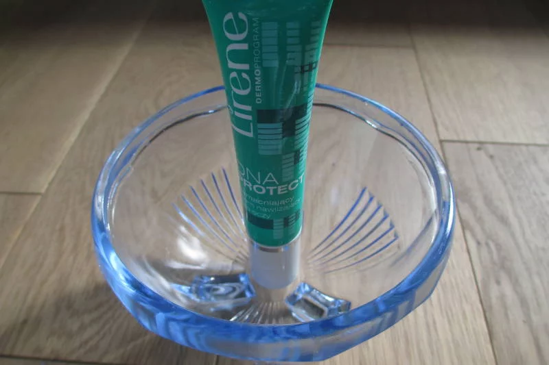 Wzmacniający krem nawilżający pod oczy DNA Protect Lirene