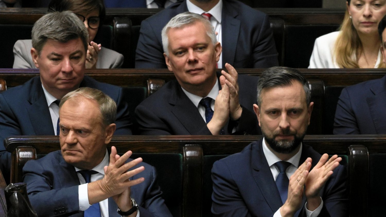 Donald Tusk w ławach rządowych. Obok wicepremier Władysław Kosiniak-Kamysz.