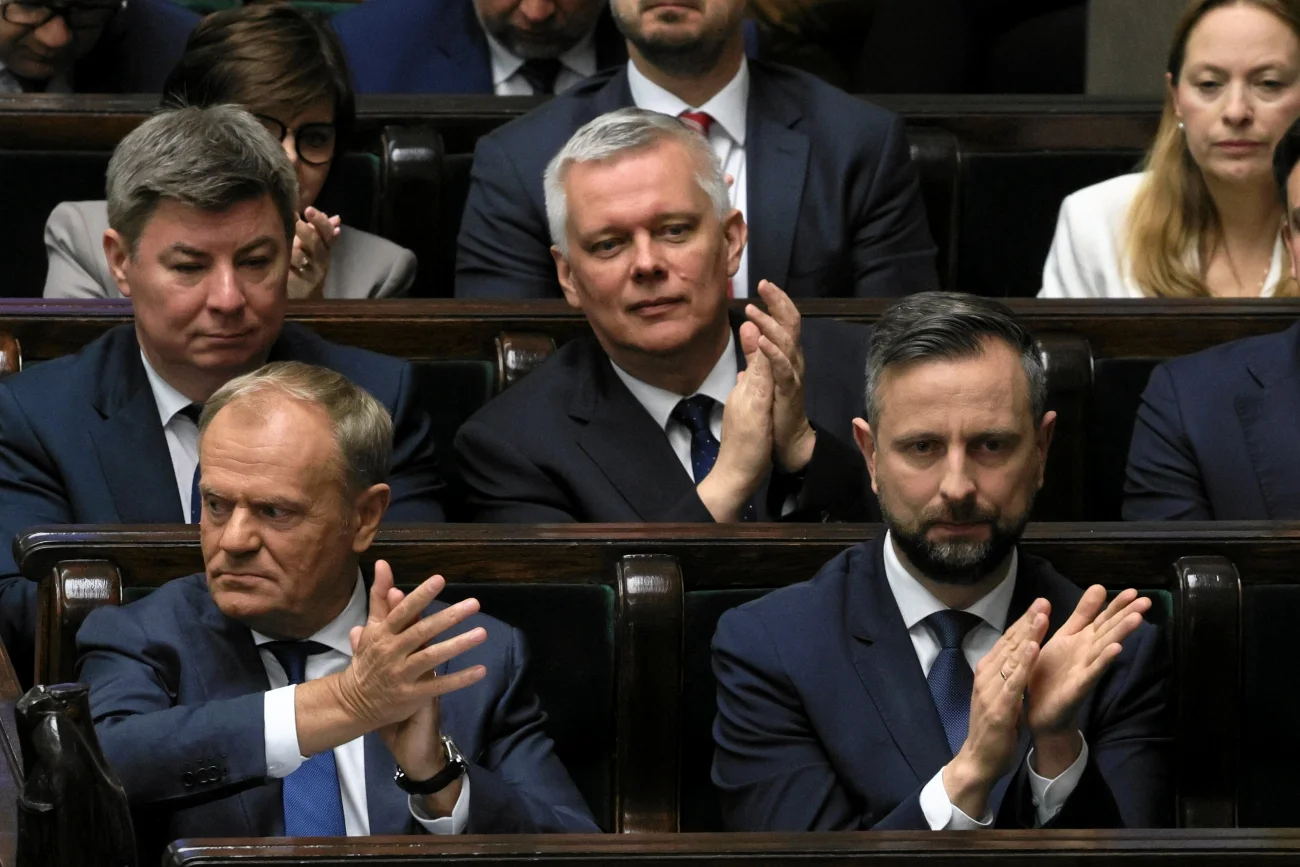 Rząd Koalicji 15 października dostał wotum zaufania. O głosowanie w Sejmie wnioskował premier Donald Tusk. Oto wyniki głosowania. Donald Tusk w ławach rządowych. Obok wicepremier Władysław Kosiniak-Kamysz.