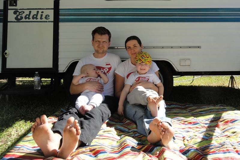 Ola, Paweł, Maciek i Kalina pod przyczepą, w której mieszkają w czasie podróży po Stanach (Floryda)