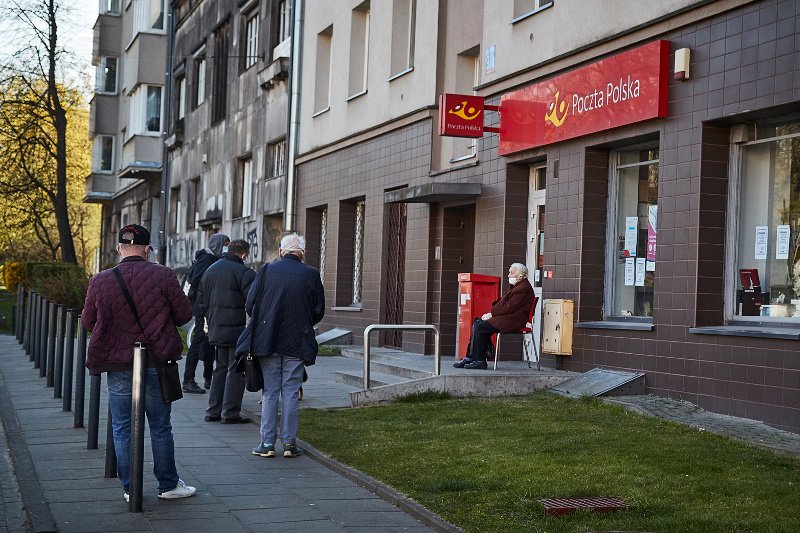 Samorządy reagują na maila od Poczty Polskiej. Nie chcą udostępniać danych mieszkańców. Jak reagują włodarze PiS?