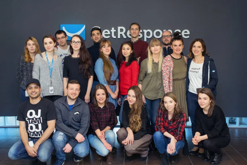 Customer Success Team GetResponse z Olą Grabowską (pierwsza po prawej w środkowym rzędzie)