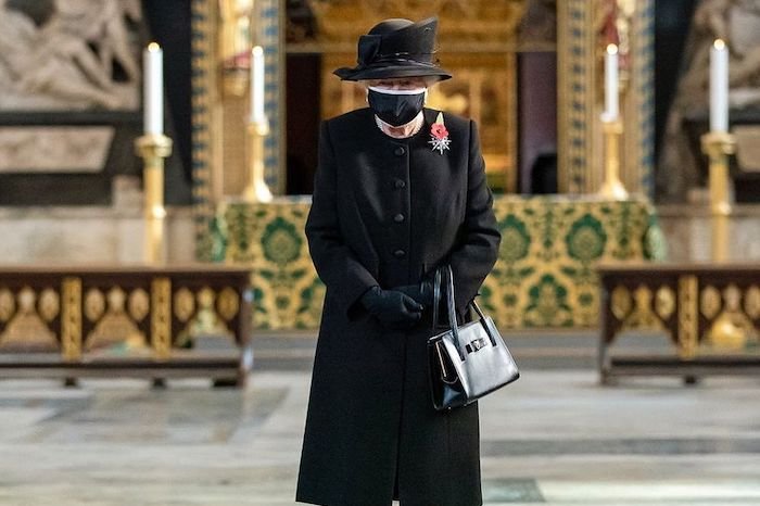 Królowa Elżbieta wzięła na pogrzeb księcia Filipa odręcznie napisany list, który położyła na trumnie zmarłego męża. Zdjęcie ilustracyjne.