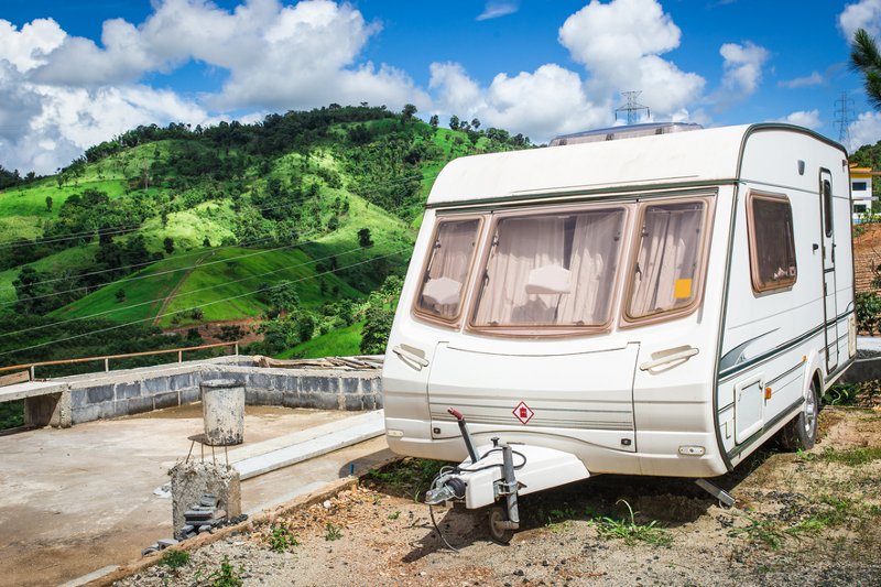 Przyczepa kempingowa jest u nas coraz bardziej popularnym sposobem spędzania wakacji.