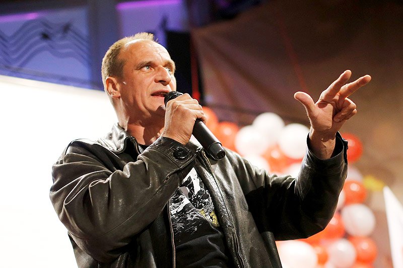 Paweł Kukiz w ramach świętowania sukcesu już na wieczorze wyborczym ogłosił, iż będzie dążył do zniszczenia obecnego ustroju Polski.