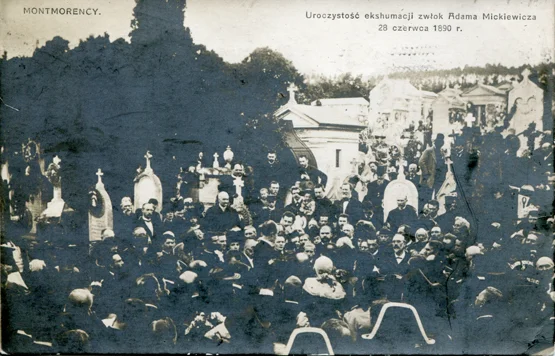 Ekshumacja prochów Adama Mickiewicza w Montmorency, pocztówka z ok. 1905 roku.
