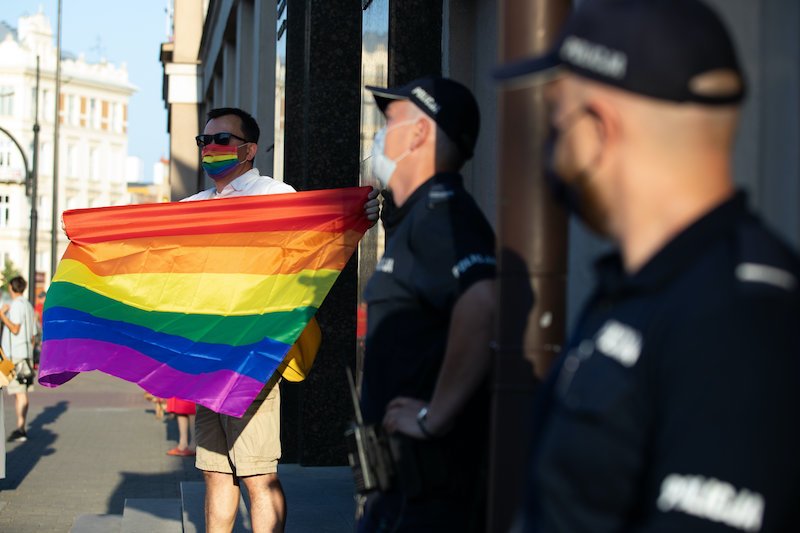 Prokurator Magdalena Włodarczak odmówiła ścigania tych, którzy zawiesili tęczową flagę na pomniku Adama Mickiewicza w Poznaniu.