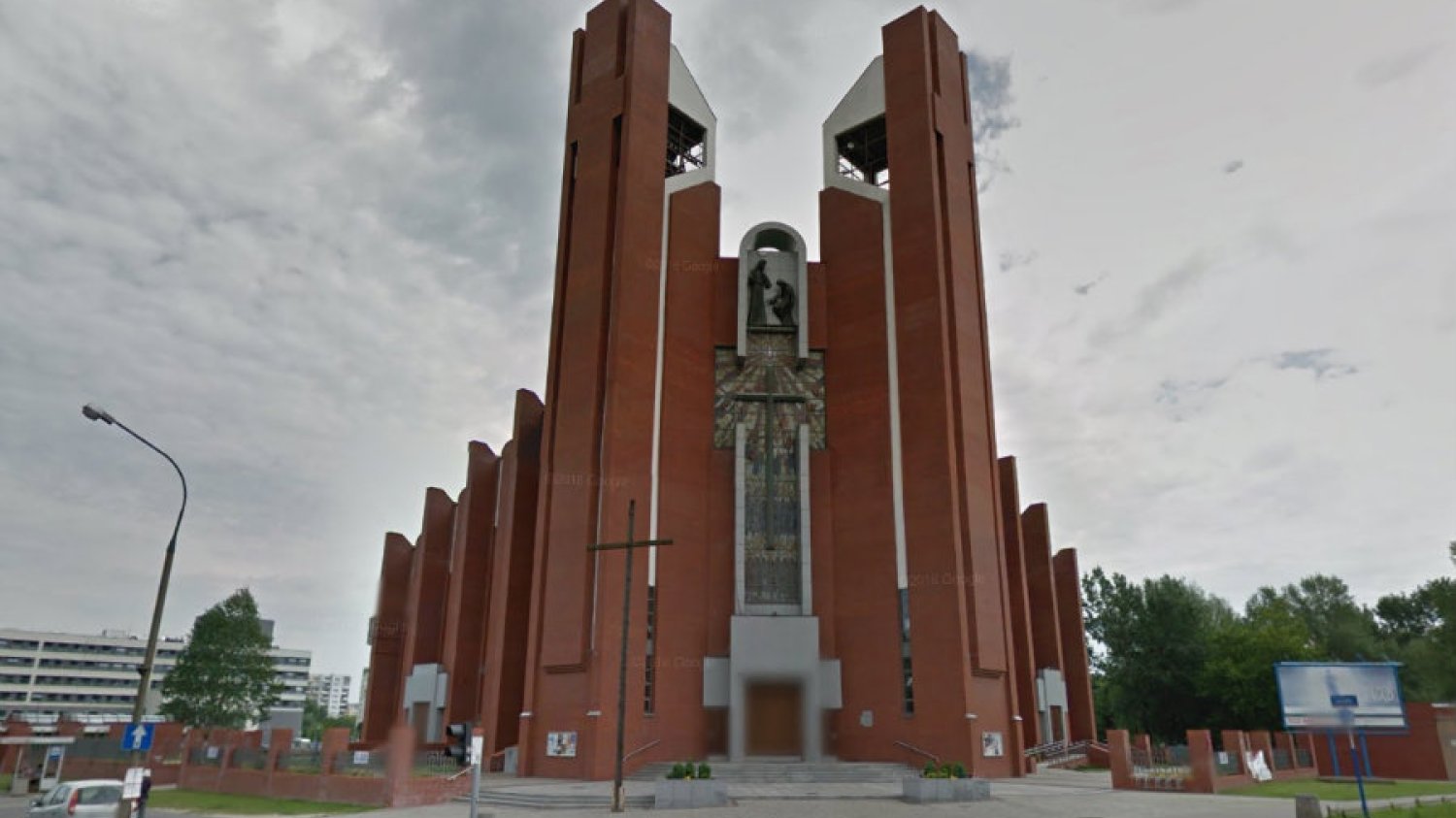 Kościół pod wezwaniem św. Tomasza Apostoła na warszawskim Ursynowie. Dzwony obudziły ludzi o 3.30 w poniedziałek.