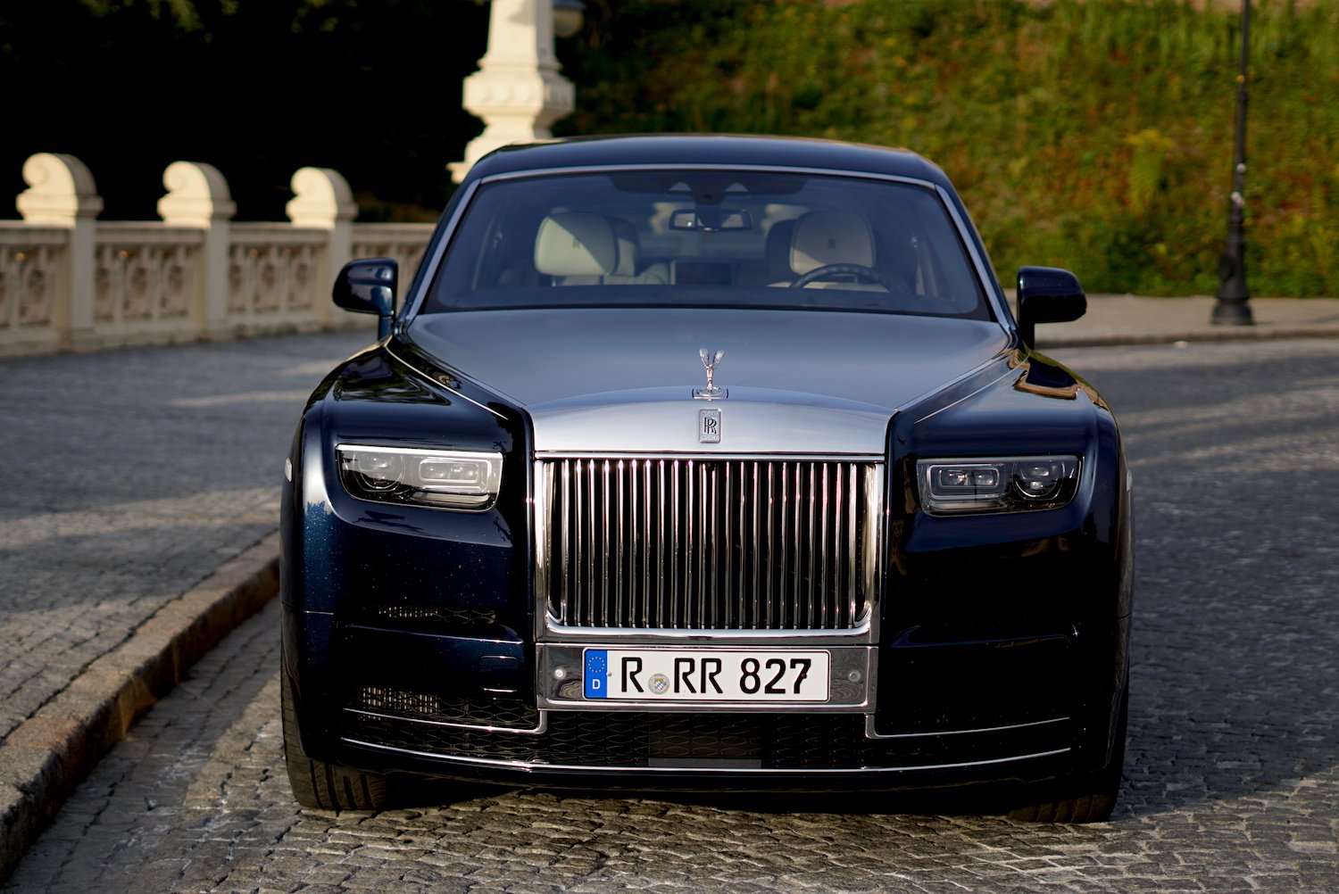 Rolls-Royce Phantom Extended to król wśród limuzyn. W tej wersji efektownie nawiązuje do klasyki.