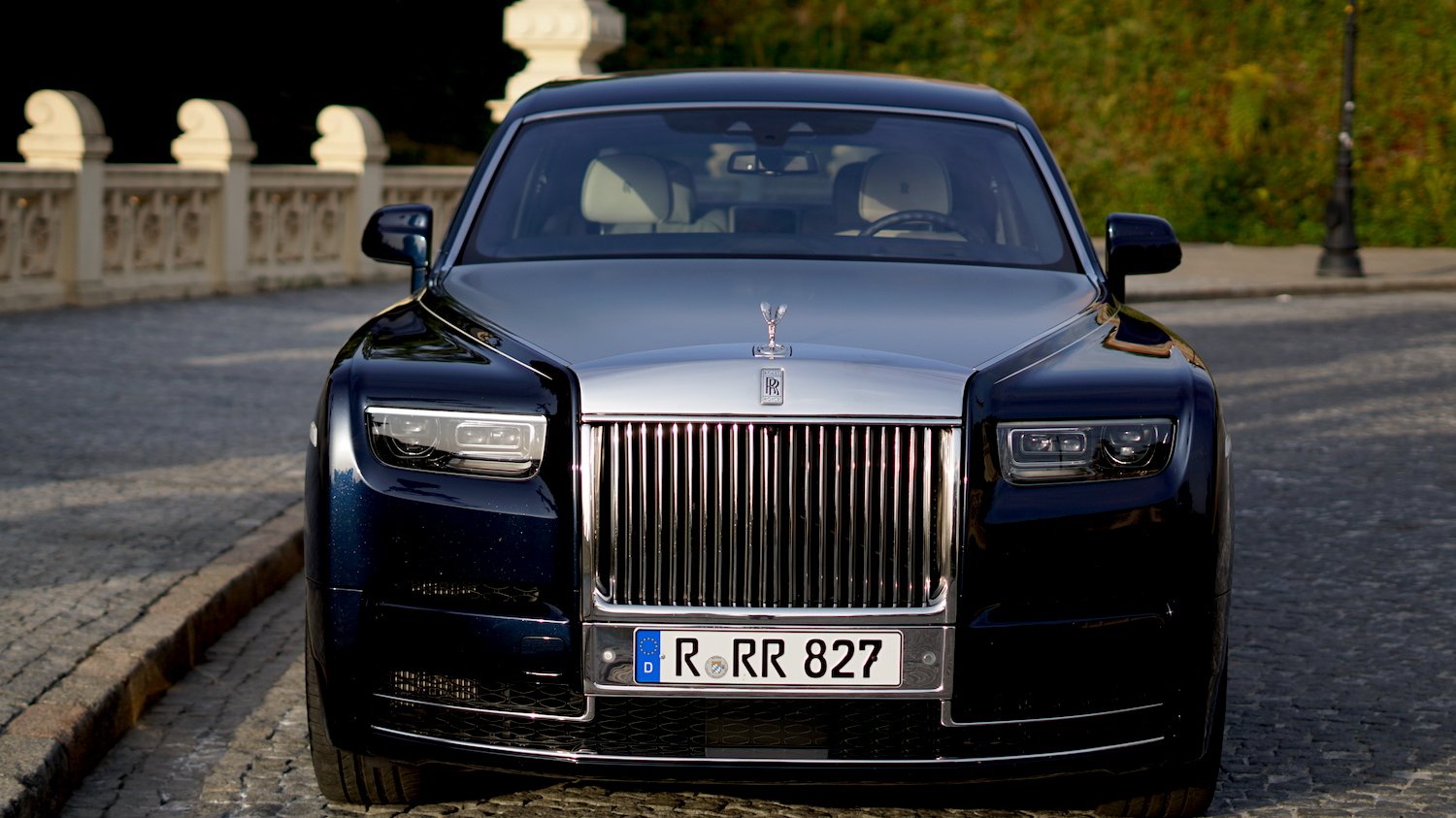 Rolls-Royce Phantom Extended to król wśród limuzyn. W tej wersji efektownie nawiązuje do klasyki.