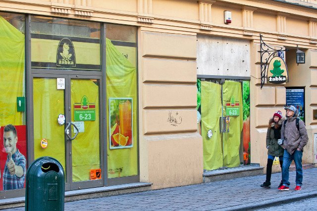 Sklep Żabka to  najbardziej hejtowany w internecie pomysł na biznes. Ale chętnych nie brakuje