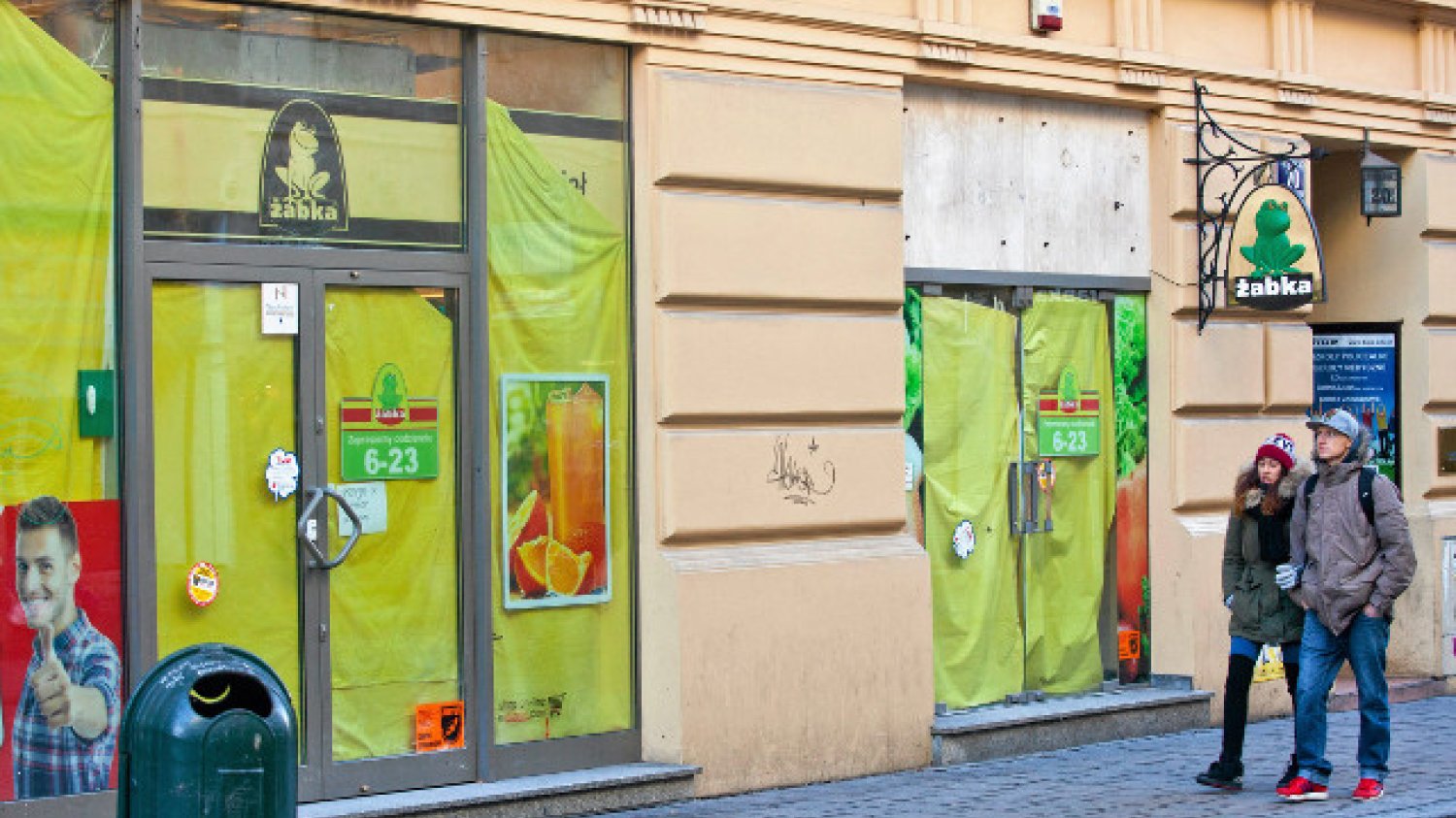 Sklep Żabka to  najbardziej hejtowany w internecie pomysł na biznes. Ale chętnych nie brakuje