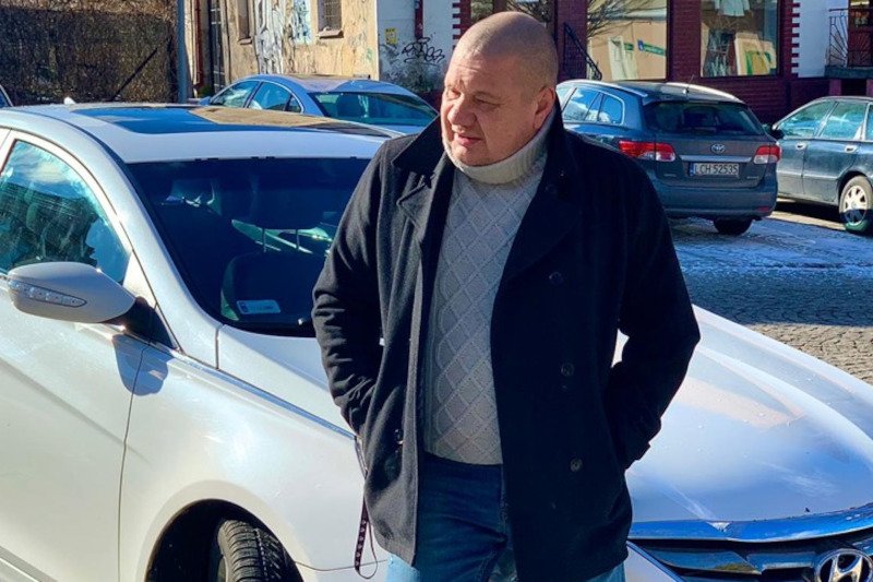 Znany muzyk przez pandemię jest zmuszony sprzedać swój samochód.