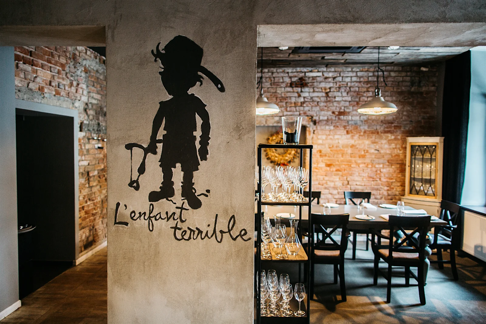 Wnętrze restauracji L'enfant Terrible przy Sandomierskiej 13 w Warszawie.