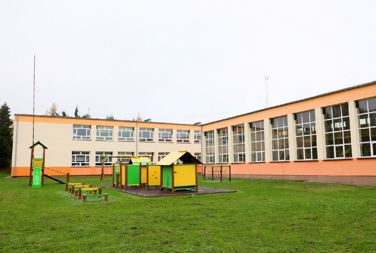 "Rakieta spadła 300 m od szkoły". Nowe głosy ws. tragedii w Przewodowie.