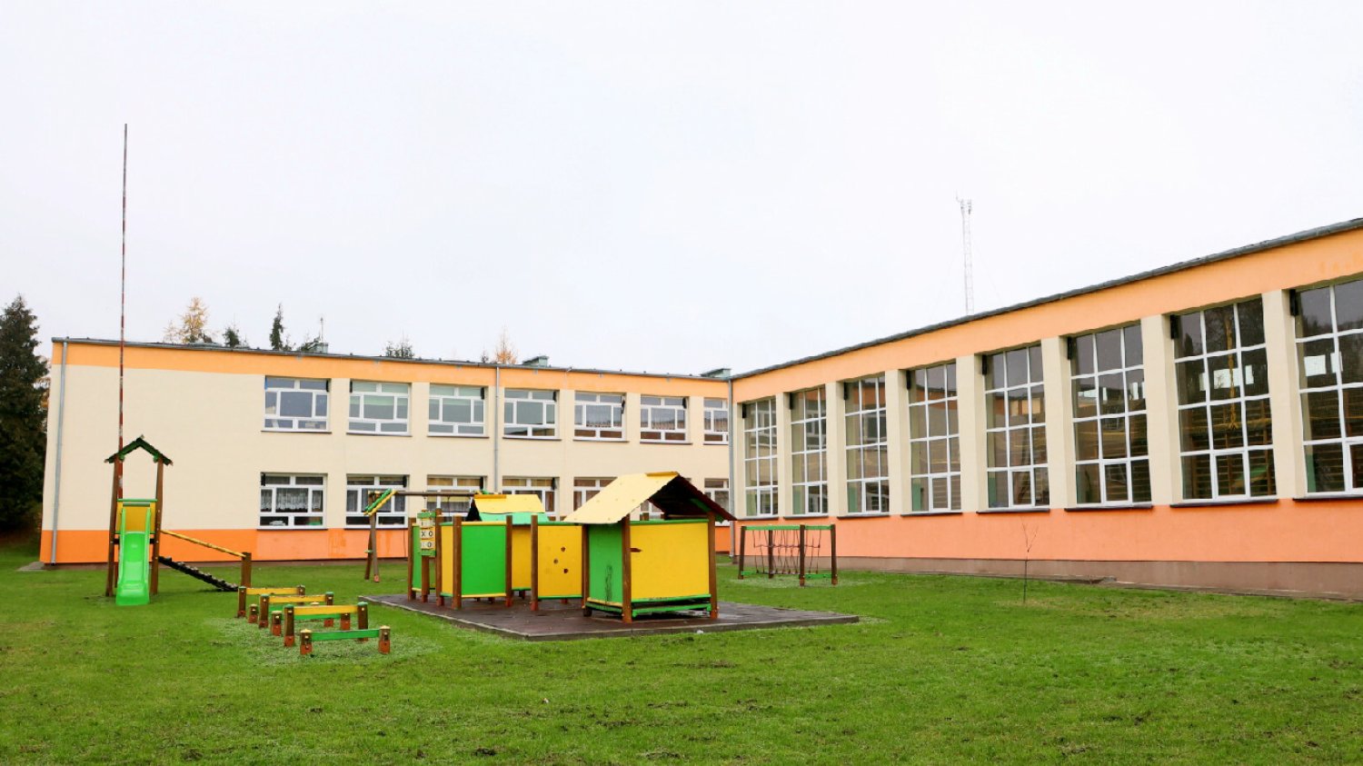 "Rakieta spadła 300 m od szkoły". Nowe głosy ws. tragedii w Przewodowie.