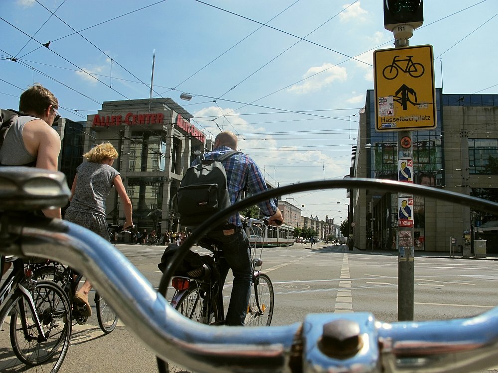 Pasy dla rowerów na głównym skrzyżowaniu w Magdeburgu.
