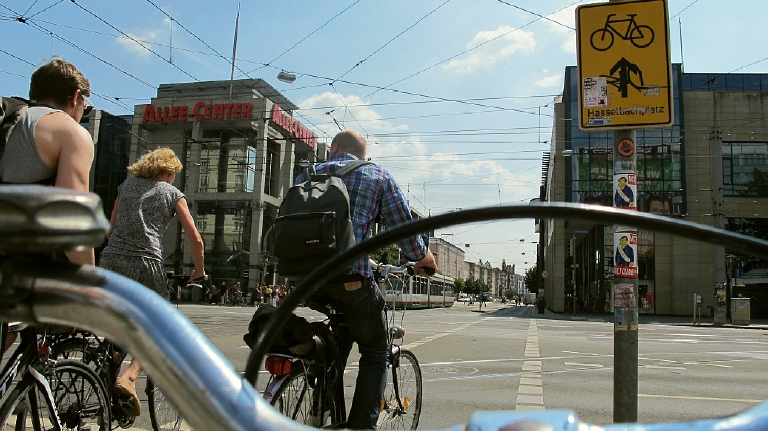 Pasy dla rowerów na głównym skrzyżowaniu w Magdeburgu.