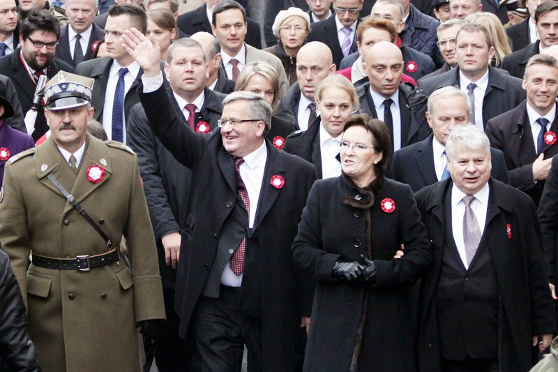 Prezydent Bronisław Komorowski przewodzi marszowi "Razem dla Niepodległej", który idzie ulicami Warszawy.