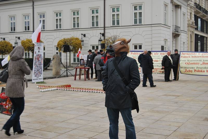 Człowiek w masce konia ("Człowiek koń") podczas obchodów rocznicy katastrofy smoleńskiej na Krakowskim Przedmieściu w Warszawie.