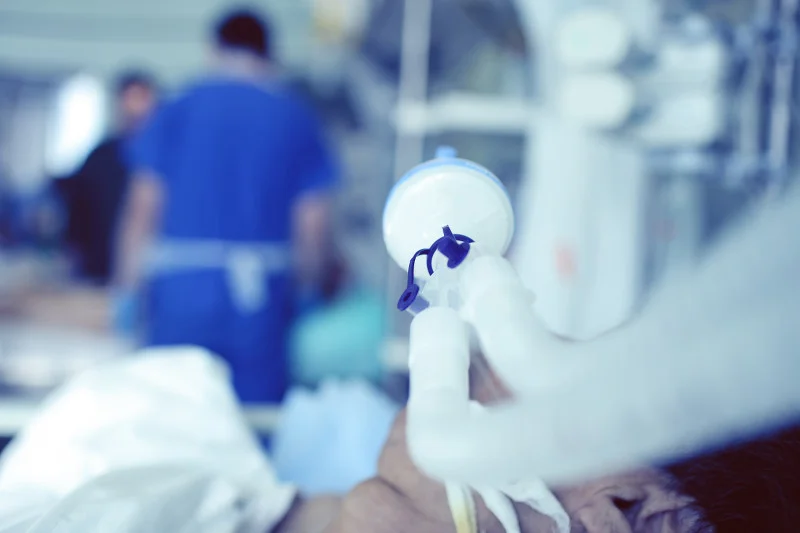 Respirator domowy różni się od tego, który jest w szpitalu, choć jest w stanie pomóc wielu pacjentom, którzy potrzebują takiej terapii. Jednak nie może to być urządzenie przyniesione zwyczajnie z domu.