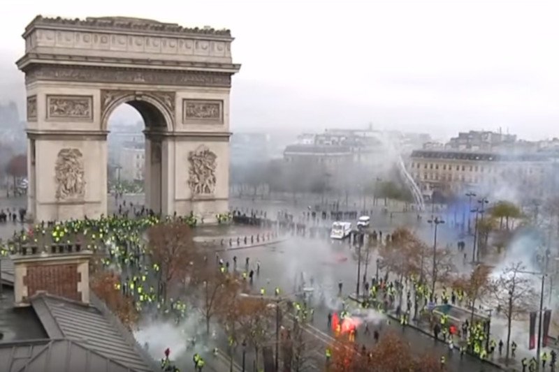 Screen z Guardian News. Po zamieszkach w Paryżu policja aresztowała blisko 400 osób.