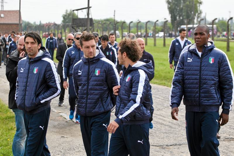 Piłkarska reprezentacja Włoch odwiedza Auschwitz - Birkenau