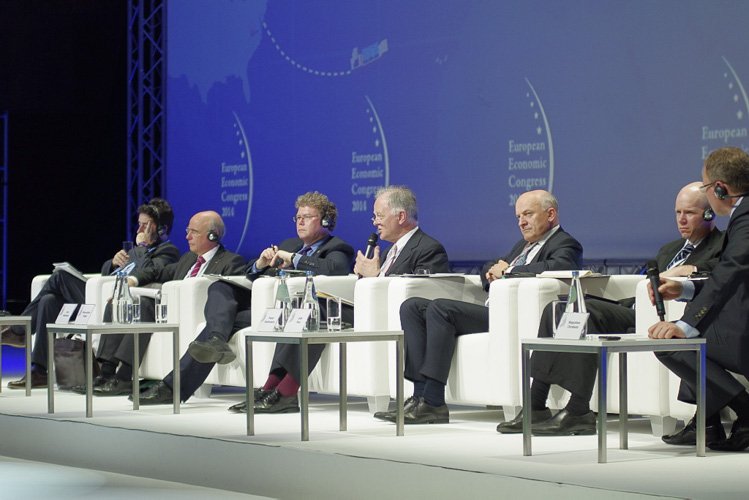 W debacie o partnerstwie handlowym i inwestycyjnym między UE i USA uczestniczyli główni negocjatorzy obu stron.