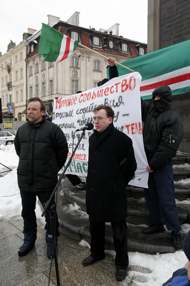 2005 rok. Demonstracja przeciwko okupacji Czeczenii przez Rosję z udziałem Mariusz Kamińskiego i Adama Borowskiego.