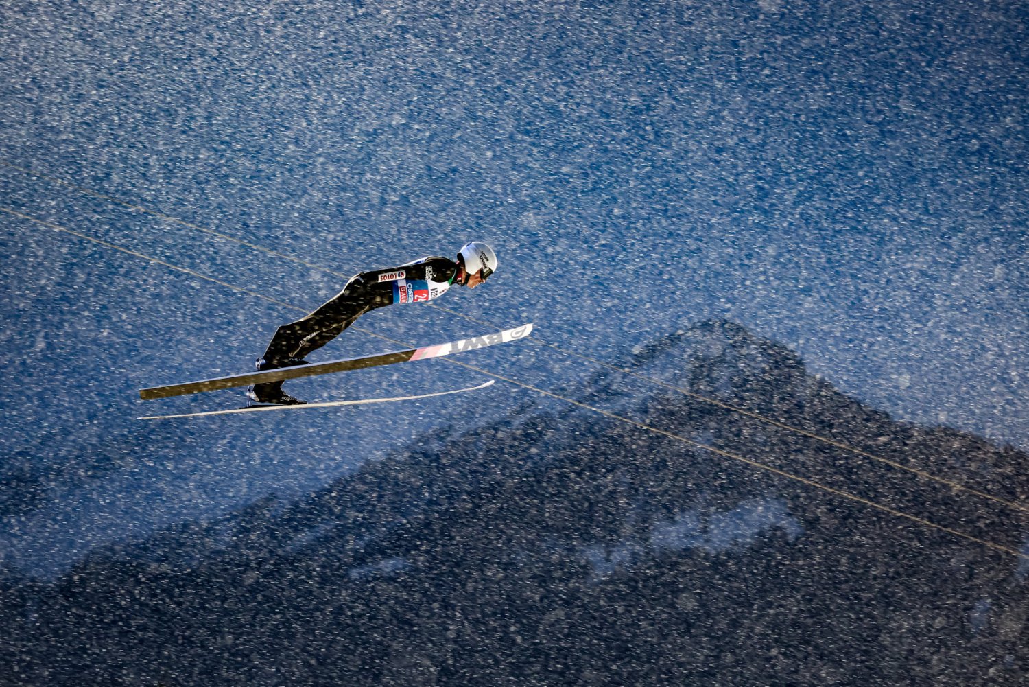 Piotr Żyła w piątek skakał w Ga-Pa znakomicie, uzyskał piąty wynik i naprawdę błyszczał