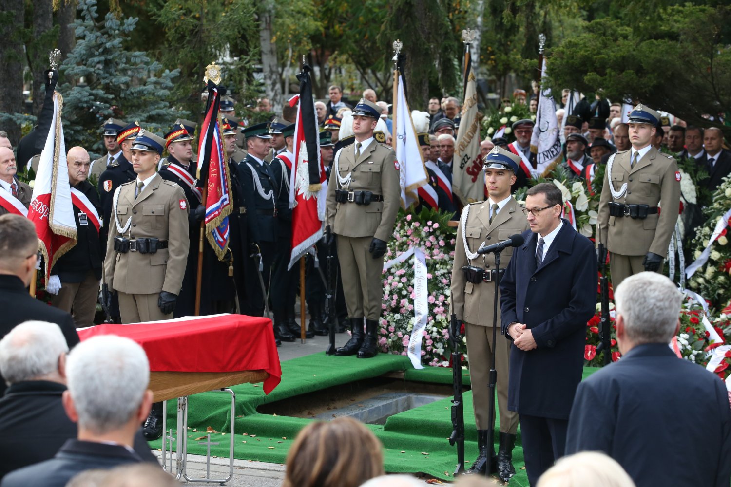 Premier Mateusz Morawiecki podczas pogrzebu swego ojca.