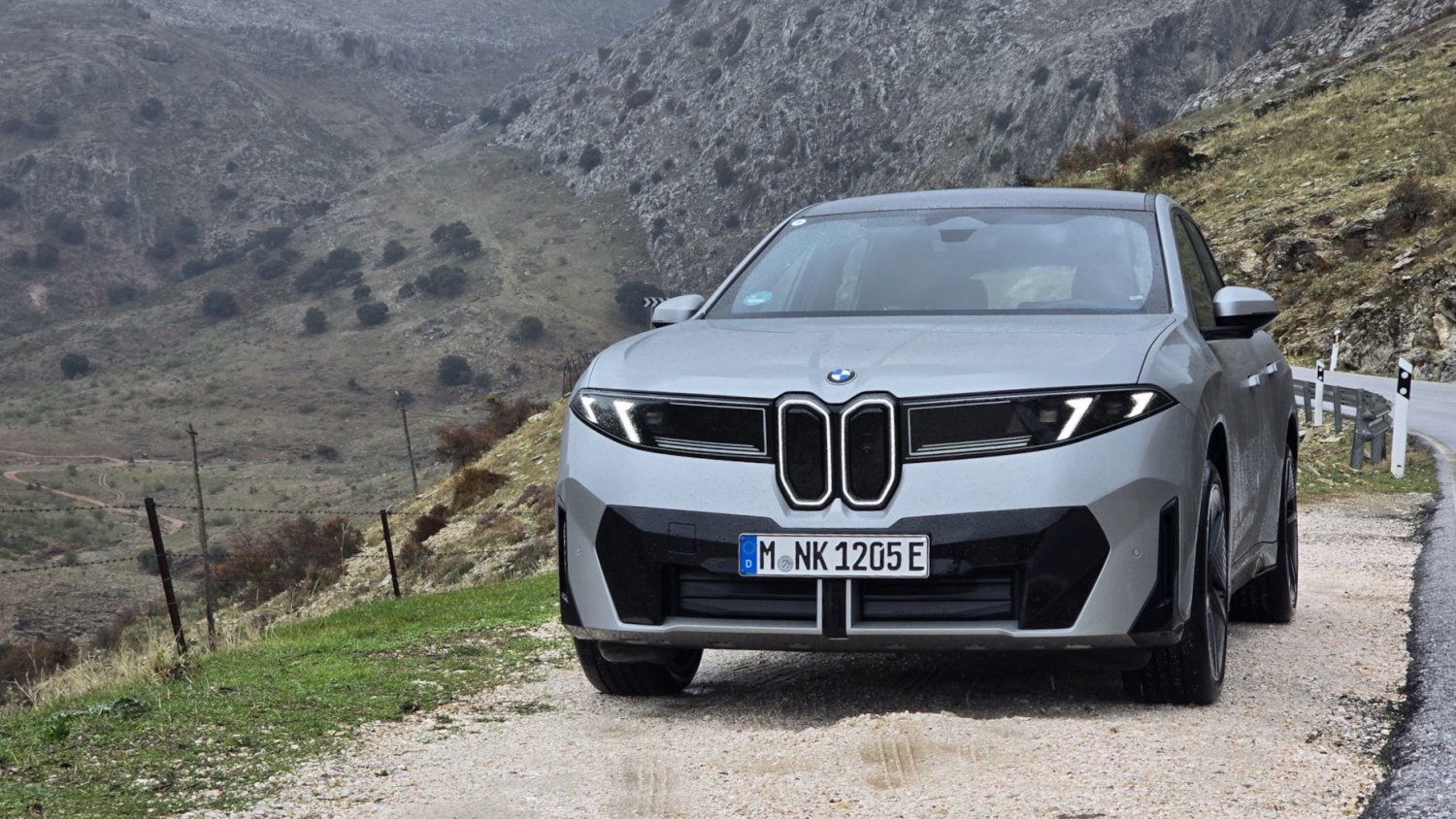 Jeździłem nowym BMW iX3. Technologiczny nokaut z małym "bobrem"