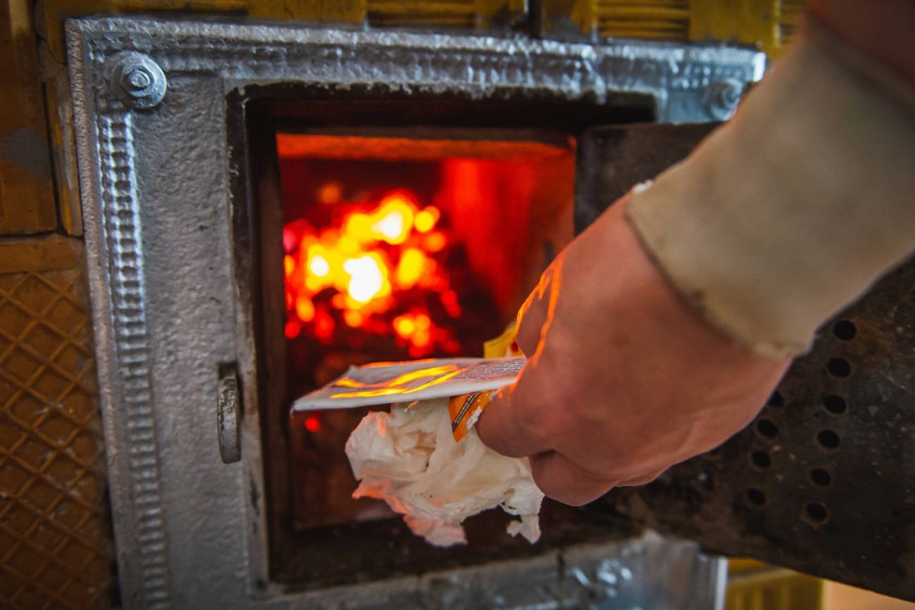 Tym nie wolno palić w piecu – lista. Prosisz się o mandat