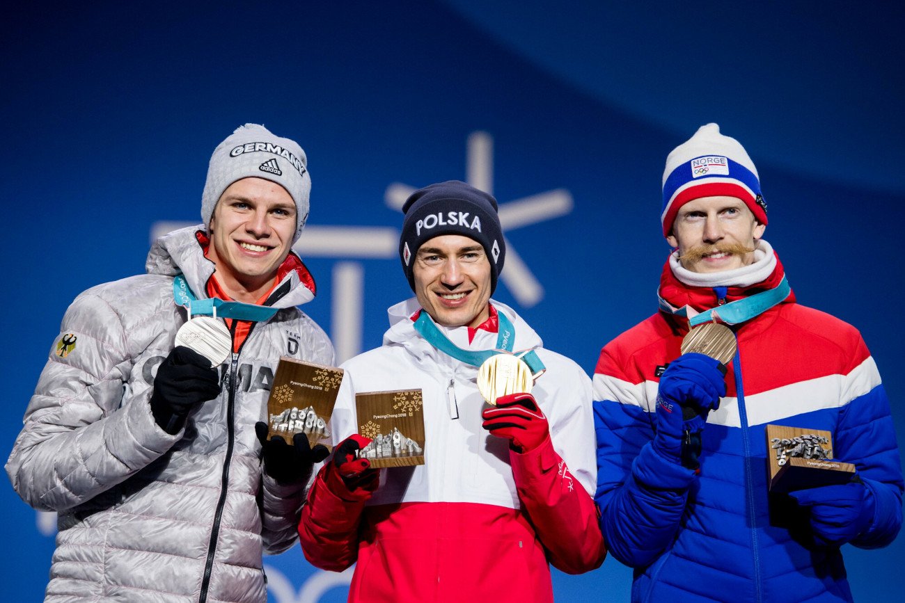 Kamil Stoch to trzykrotny mistrz olimpijski. Polscy kibice z pewnością czekają na kolejny krążek w Pekinie.