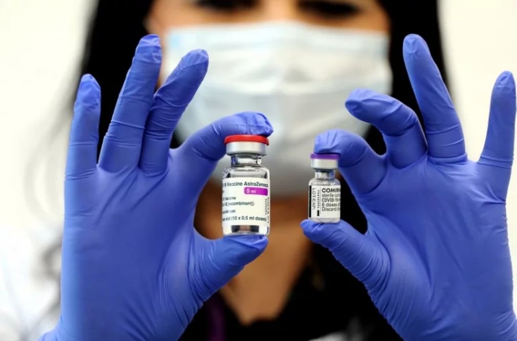 Naukowcy z Polskiej Akademii Nauk jasno stwierdzili, że odradzanie szczepień preparatem AstraZeneki i Johnson & Johnson jest skrajnie nieodpowiedzialne.