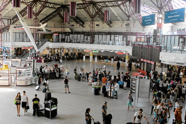 Warszawskie lotnisko jest największym portem lotniczym w kraju.