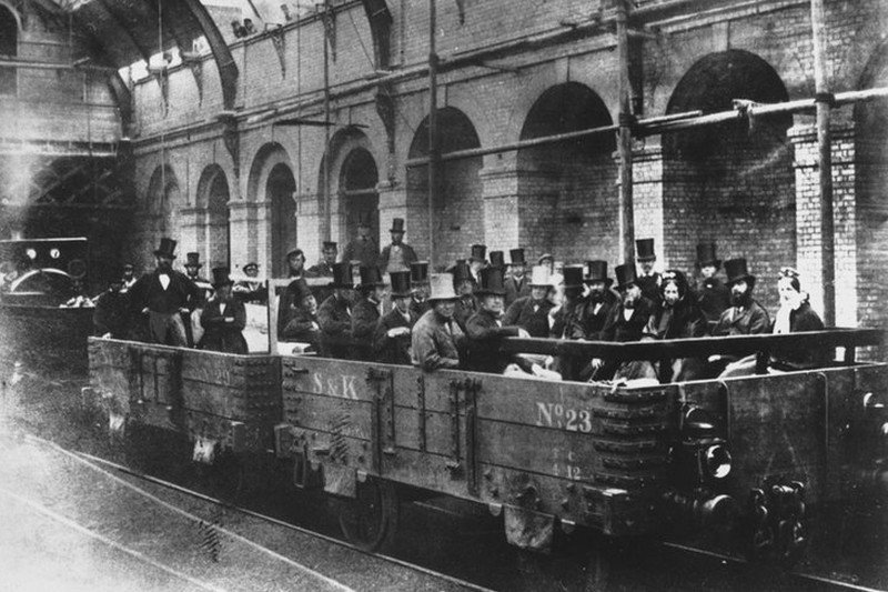 In­spek­torzy nadzorują londyńskie metro, 1862 rok.