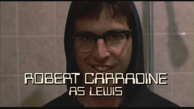 Lewis, główny bohater filmu "Zemsta frajerów" to typowy kujon.