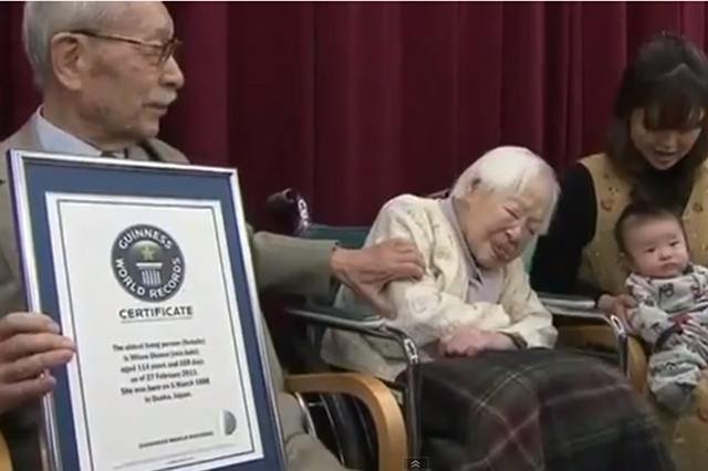 Misao Okawa z otrzymanym certyfikatem Księgi Rekordów Guinessa