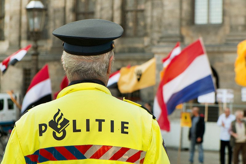 W Hadze mężczyzna wdarł się do polskiej ambasady, oblał benzyną i groził podpaleniem. Wezwano policję.