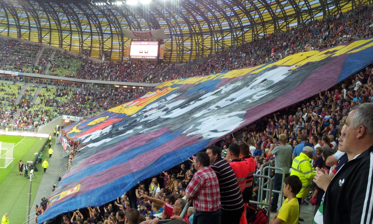 Sektorówka, wielka flaga  przygotowana przez polskich kibiców Barcelony, zrobiła wrażenie także na katalońskich piłkarzach.